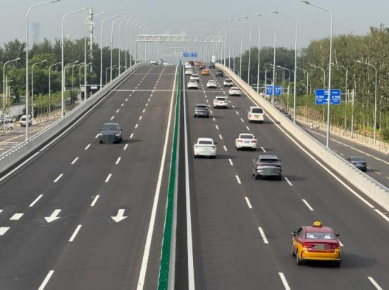 配资乐 开通后首个工作日早高峰，京密快速路一路畅通